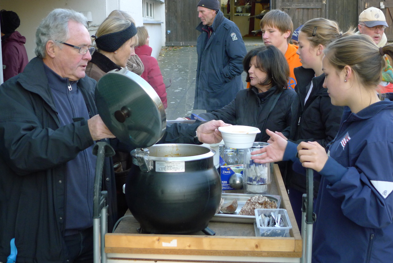 Die Gulasch-Suppe wird ausgeschenkt.