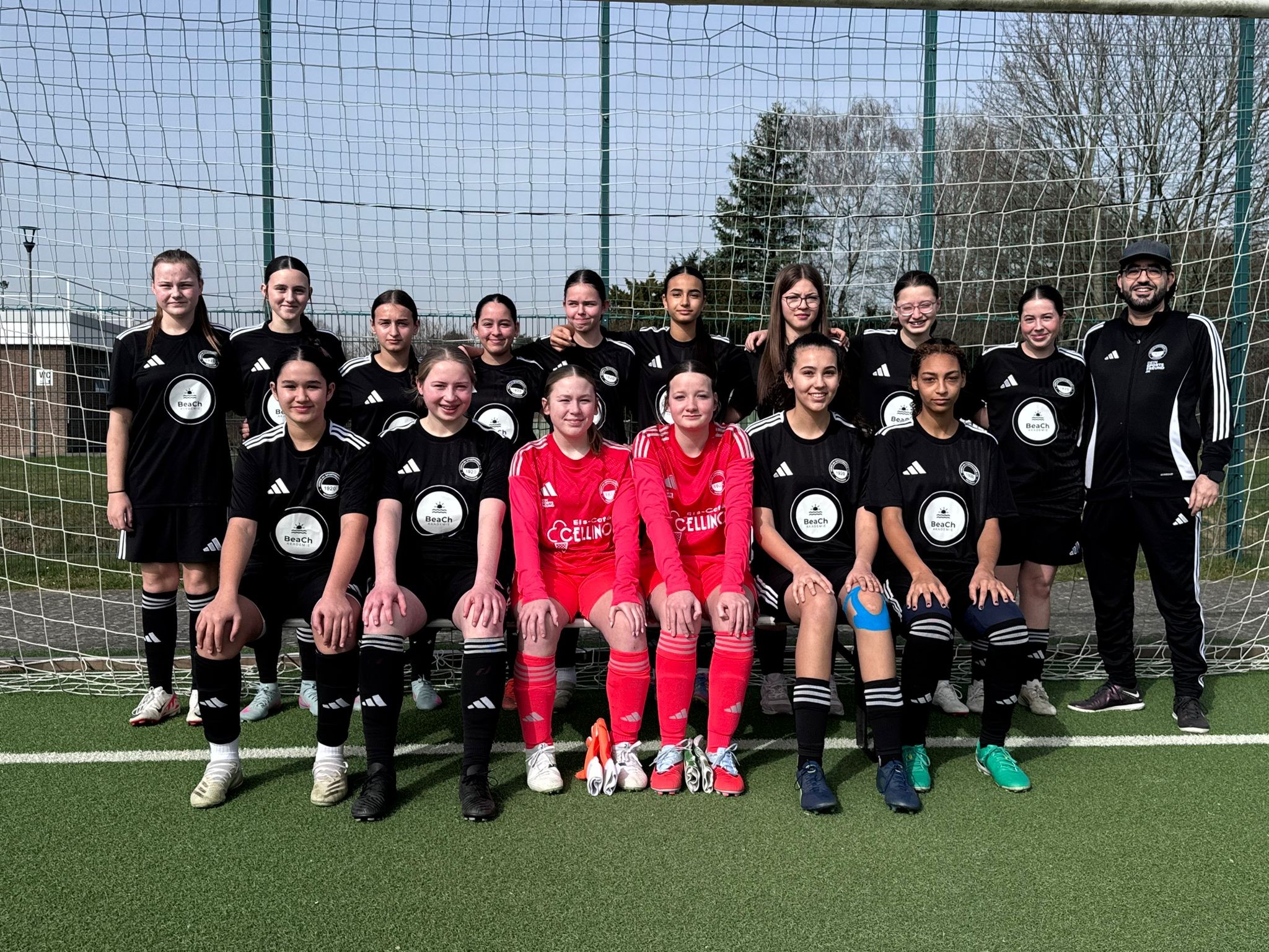 U15 in schwarzem Trikot