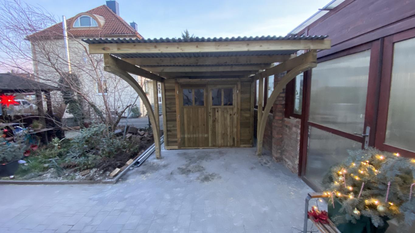 Holzcarport mit Geräteraum und Trapezblechdach in Dresden – fachgerechte Carportmontage auf gepflasterter Fläche.