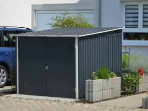 Moderner Metallcarport mit Flachdach, klarer Linienführung und gepflasterter Einfahrt, fachgerecht montiert in Dresden.