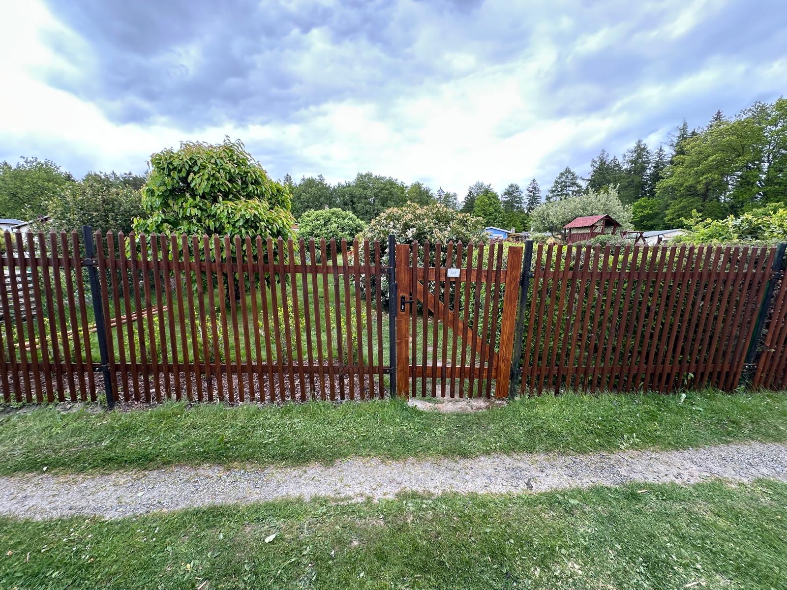 20 m Holzzaun in Pirna-Lohmen - 2 Tage mit Zuschnitt, Anstrich und Montage