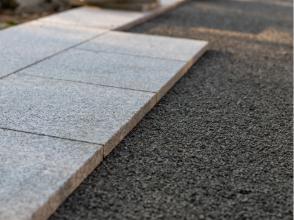 Planung und Montage eines Carports mit technischer Zeichnung, Werkzeug und Befestigungsmaterial als zusätzliche Leistung.