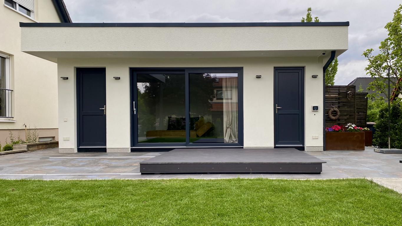 bewegliche WPC-Poolabdeckung in Kesselsdorf - Unterkonstruktion Aluminium, Seiten verkleidet