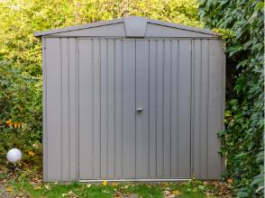 Metall-Gerätehaus mit Flachdach und Doppeltür, witterungsbeständig und pflegeleicht, montiert in Dresden als kompakte Stauraumlösung im Garten.