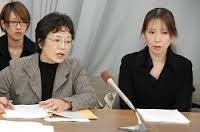 Image: 埼玉県三郷市の特別支援学校で起きた体罰で、「教諭の処分軽い」と話していた保護者の浦畑さん(右)ら 毎日新聞
