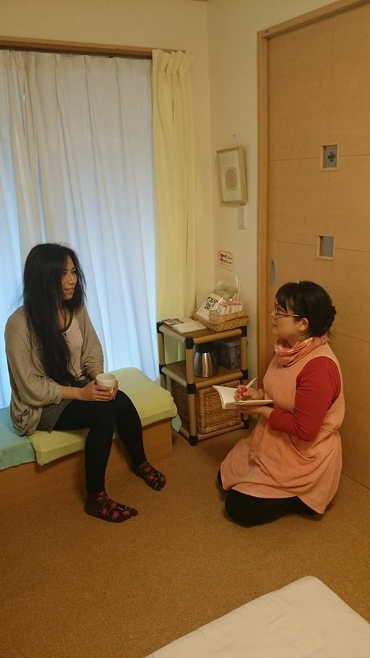 お茶とシェアタイム。一度で取りきれない方は次回のご予約を承ります。