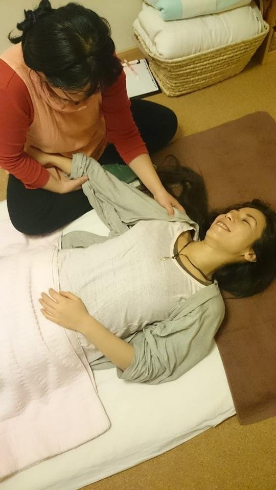 骨のキワ、関節の間など緊張が溜まっているところを丁寧に触れていきます