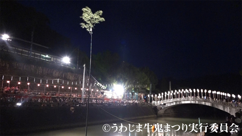 会場となる須賀川の両岸は見物客で埋め尽くされる