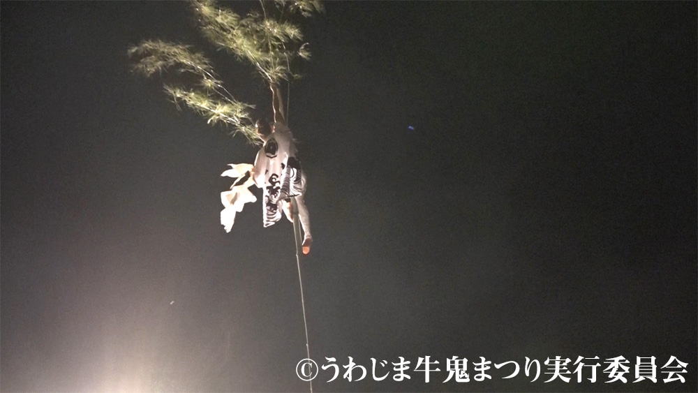 てっぺんに結ばれた御幣を奪う