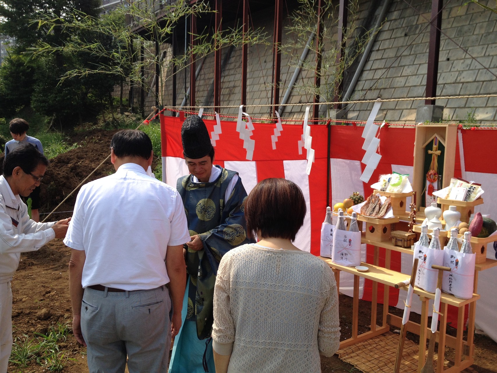 地鎮祭。関係者が工事の安全を祈念します。