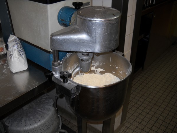 Nous utilisons le batteur-mélangeur pour réaliser la pâte. Nous mélangeons la farine et les morceaux de beurre. Ensuite,  on dissoud dans un cul de poule le sel, le sucre, l'eau et le jaune d'oeuf.