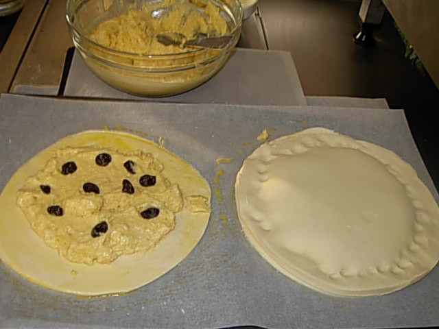 Ensuite, nous mettons sur le pourtour de la 1ère abaisse de la dorure puis sur la partie intérieure de celle-ci la crème d'amandes et quelques pépites de chocolat