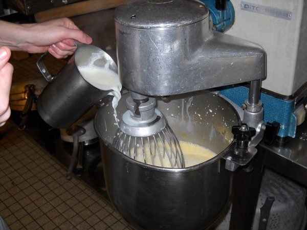 Nous utilisons le batteur-mélangeur pour confectionner la crème en mixant tous les ingrédients énoncés ci-dessus