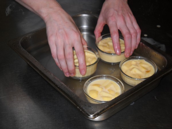 S'il nous reste trop d'appareil, nous confectionnons des ramequins de crème aux pommes. Les cuire à 180°C au bain-marie