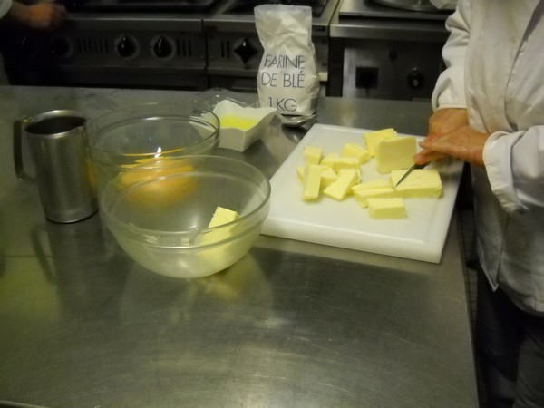 Nous découpons en morceaux le beurre