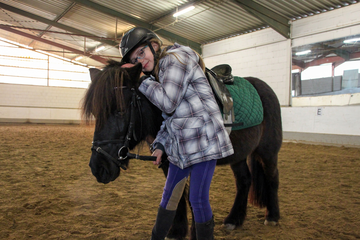 ... und auch in der Halle eine Kuschel-Einheit für unser Schulpony Jenny