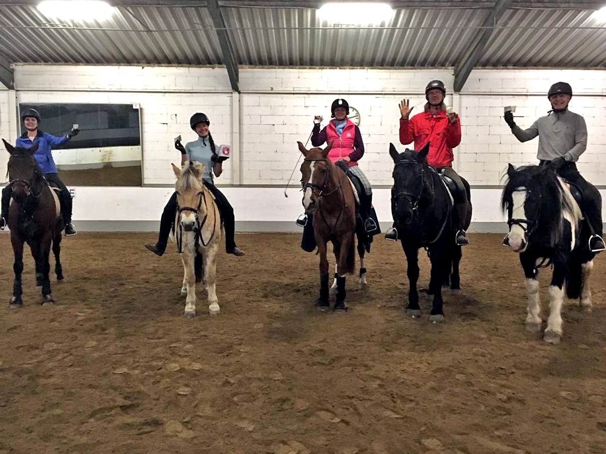 Funktioniert auch auf dem Pferd: Die Reitschüler aus Steffis Stunde donnerstags abends machen ebenfalls bei unserer Aktion mit. Danke!