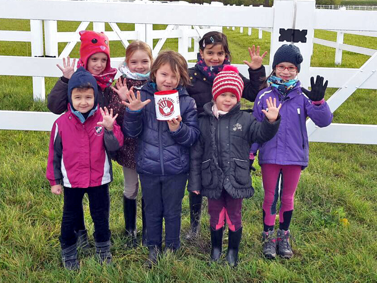 Unsere Jüngsten aus dem Bambini-Club (ab 3 Jahren) machen auch mit: Für unsere Spenden-Aktion geben sie "Fünf".