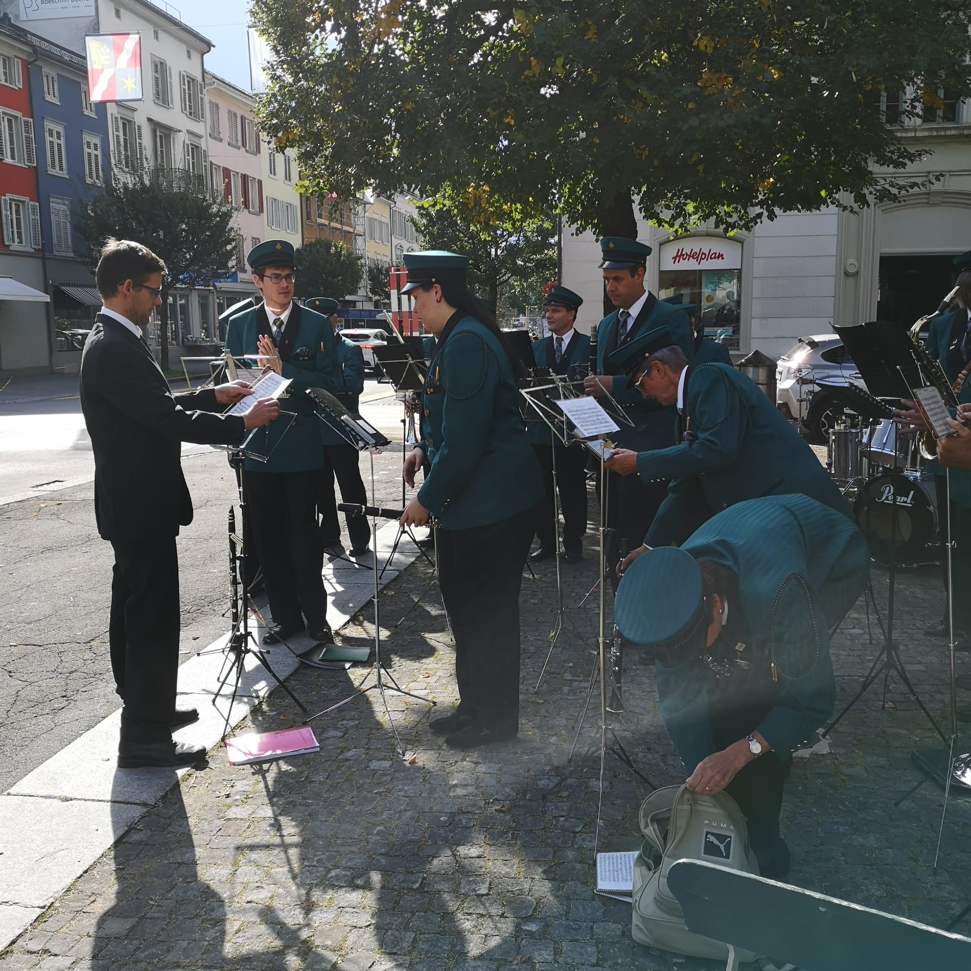 Bereit machen auf dem Rathausplatz in Glarus