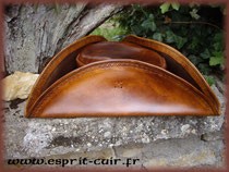 Tricorne bord droit (arrière)