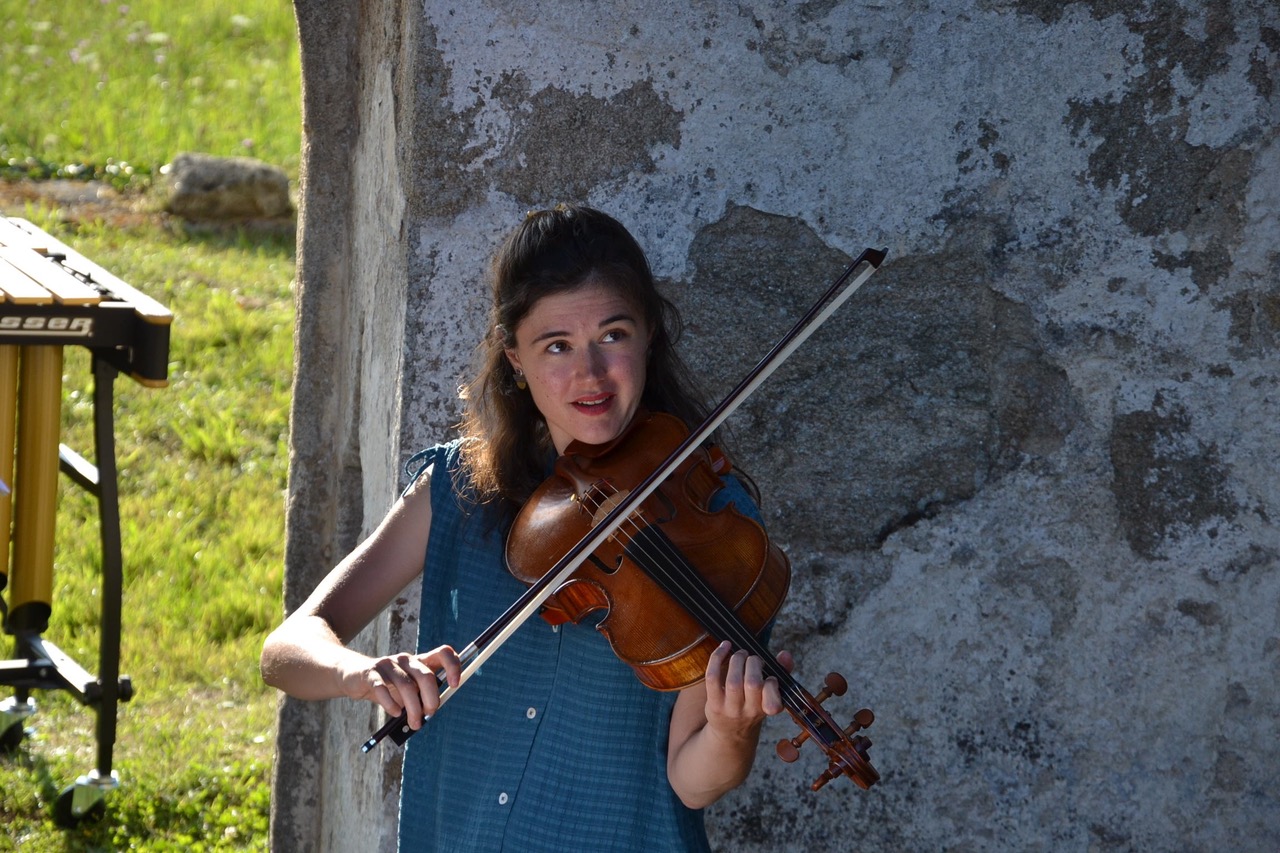 Camille COELLO, alto et violon 