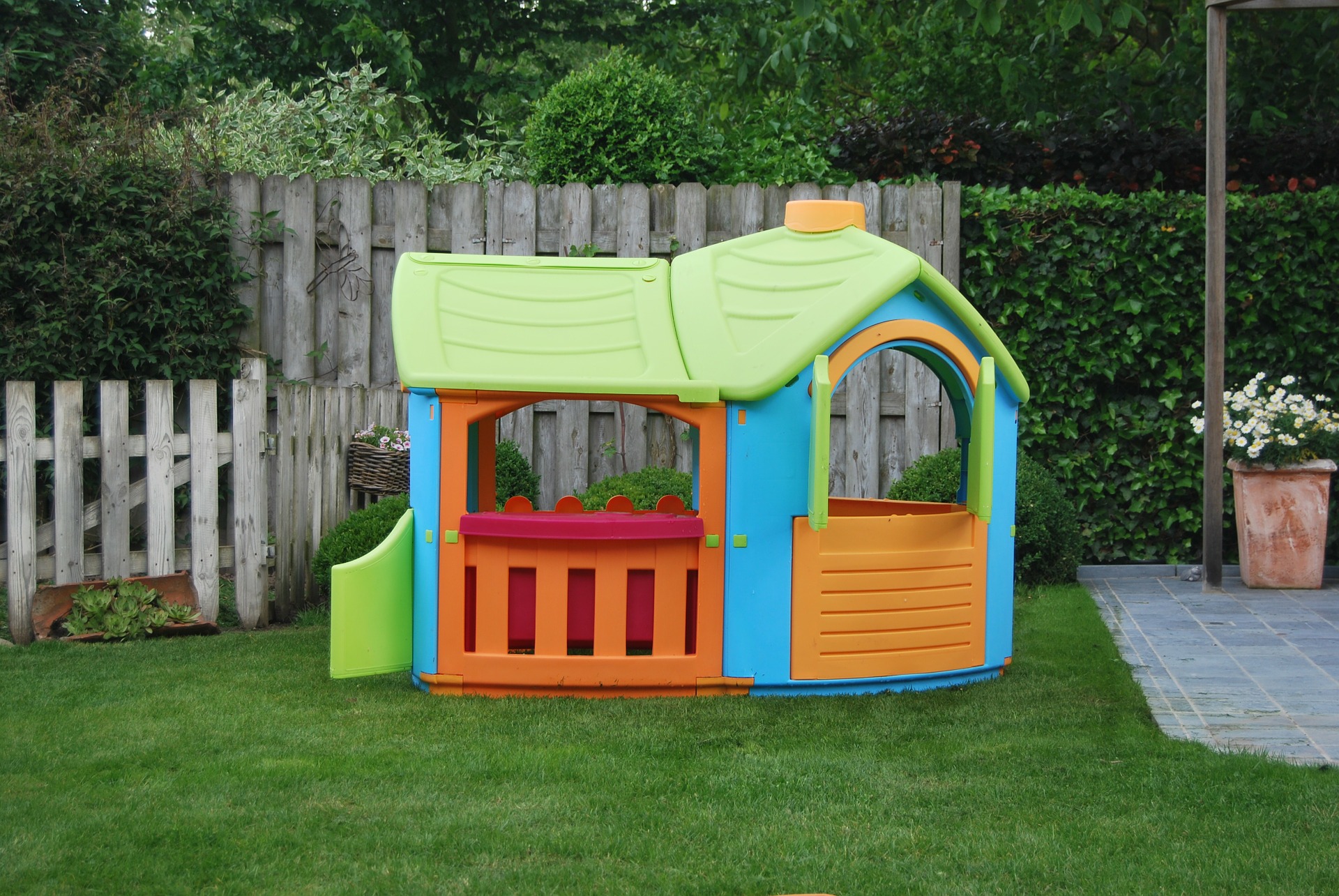 Ein recht kleines Spielhaus aus Kunststoff für Kinder im Kindergartenalter passt in jeden noch so kleinen Garten