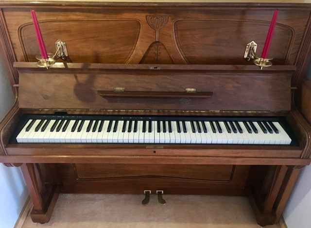 Funktion: Das Klavierpedal ist mit dem E-Piano verbunden.