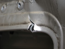 Riss in der Aluminium-Karosserie.