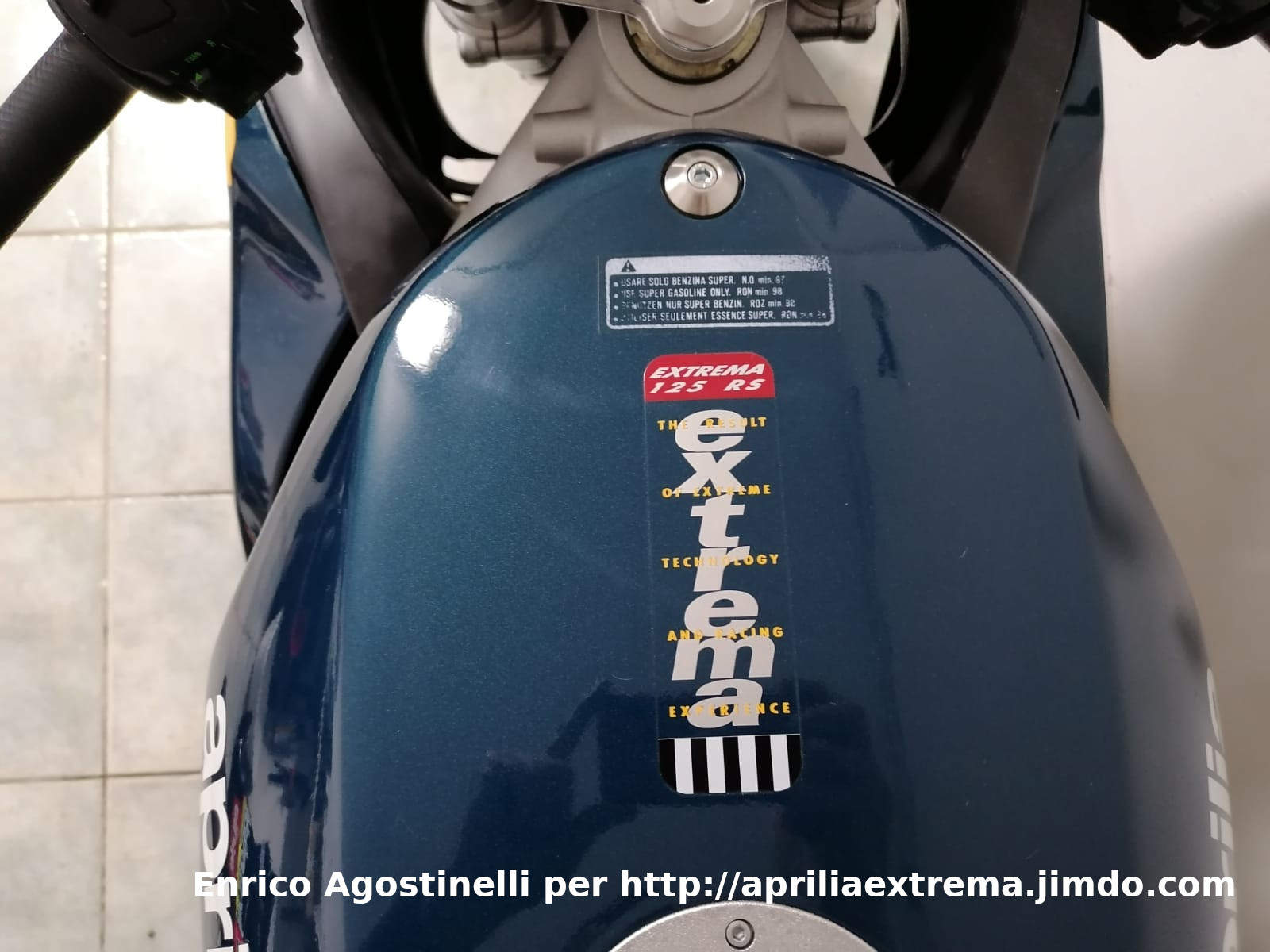 La extrema del 1993: adesivo sul serbatoio delle moto in colorazione "blu petrolio"