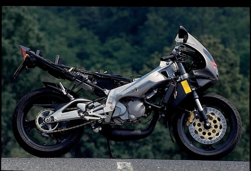 The RS 125 R Extrema 1994 from Motociclismo: the exhaust pipe is different to the one of the bike given to the magazines for tests (see previous picture)