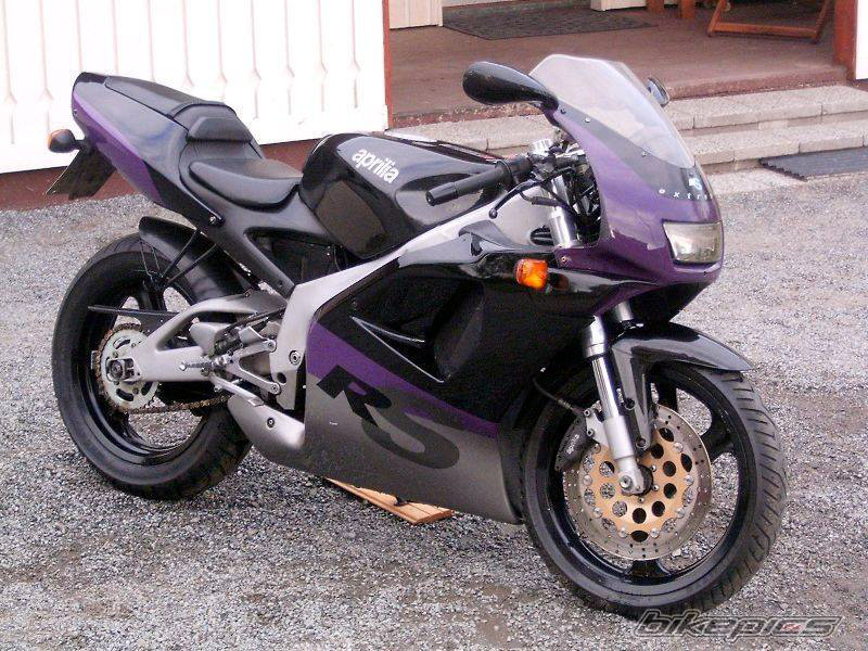 The RS extrema 1993: the sticker "extrema" on the tail is missing and the logo aprilia on the calipers is wrongly white)