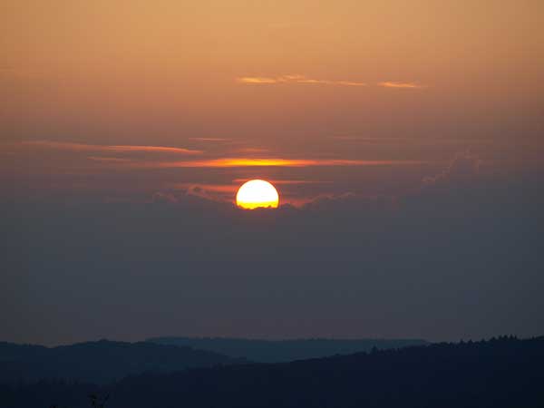 Untergehende Sonne in den Wolken, über den sanften Hügeln bei St. Johann, Schwüäbische Alb