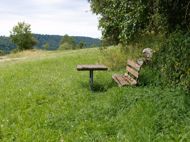 Alte Holzbank mit Tisch auf einer Wiese bei Sonnenbühl auf der Schwäbischen Alb