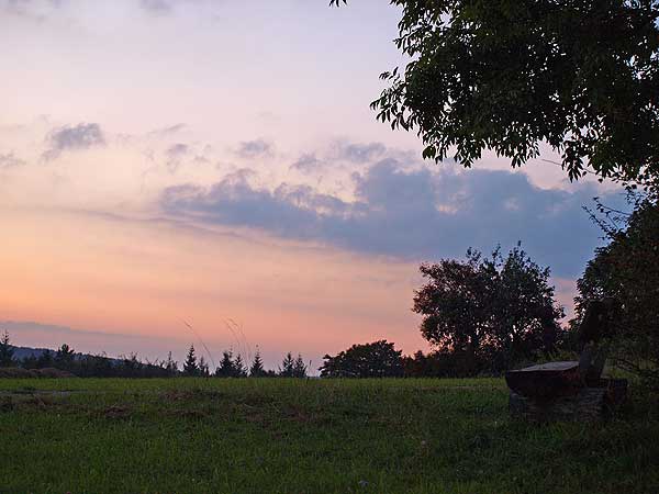 versteckte bank bei st.johann auf der schwäbischen alb bei sonnenuntergang