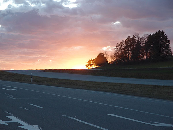 sonnenuntergang mit bunten wolken im novemberlicht