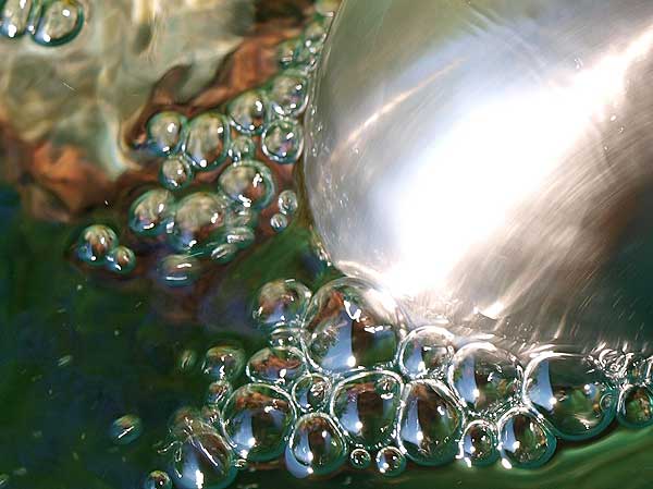 von einem Wasserstrahl angetriebene Kugel erzeugt Blasen im Teich von Heilerin Dagmar Hiller