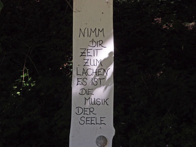 Spruchtafel am Wegesrand bei Melchingen auf der Schwäbischen Alb