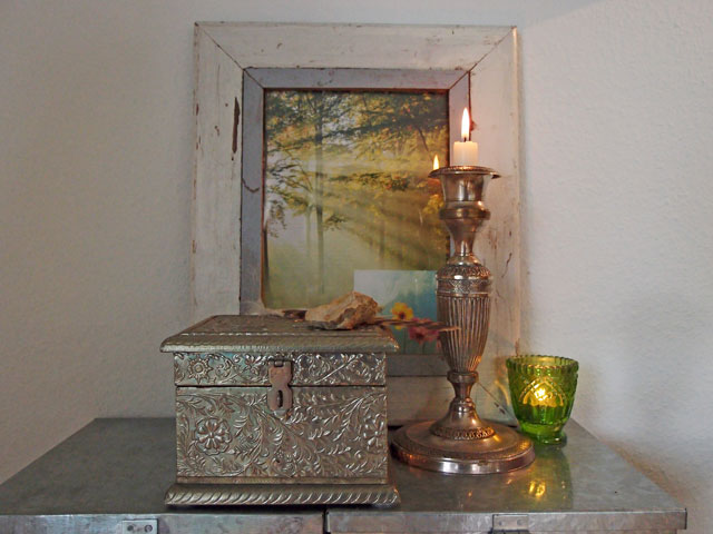 Stilllife mit fein ziselierter Metallschachtel, im Hintergrund Landschaftsbild und zwei Kerzenleuchter