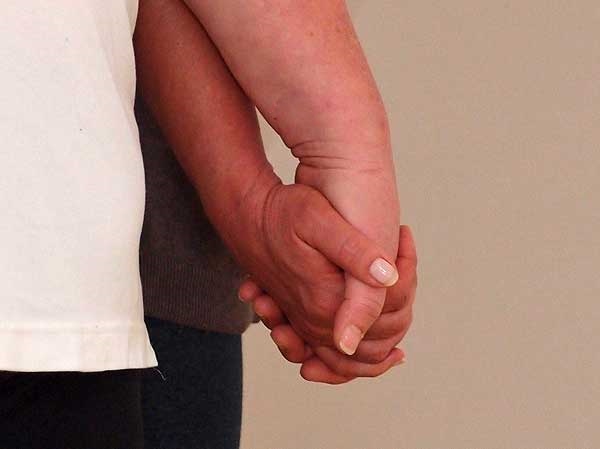 zwei hände die sich halten und auf diese weise trost geben können