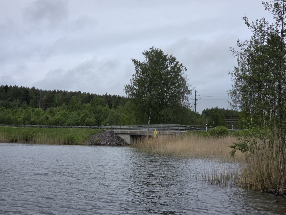 Wer unter der Brücke durchschwimmt und von da noch 200 Meter weiter ist in Russland...