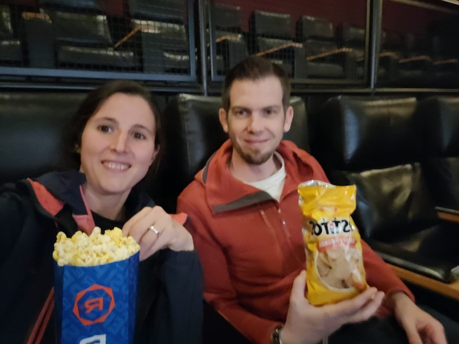 bewaffnet mit Popcorn und Nachos
