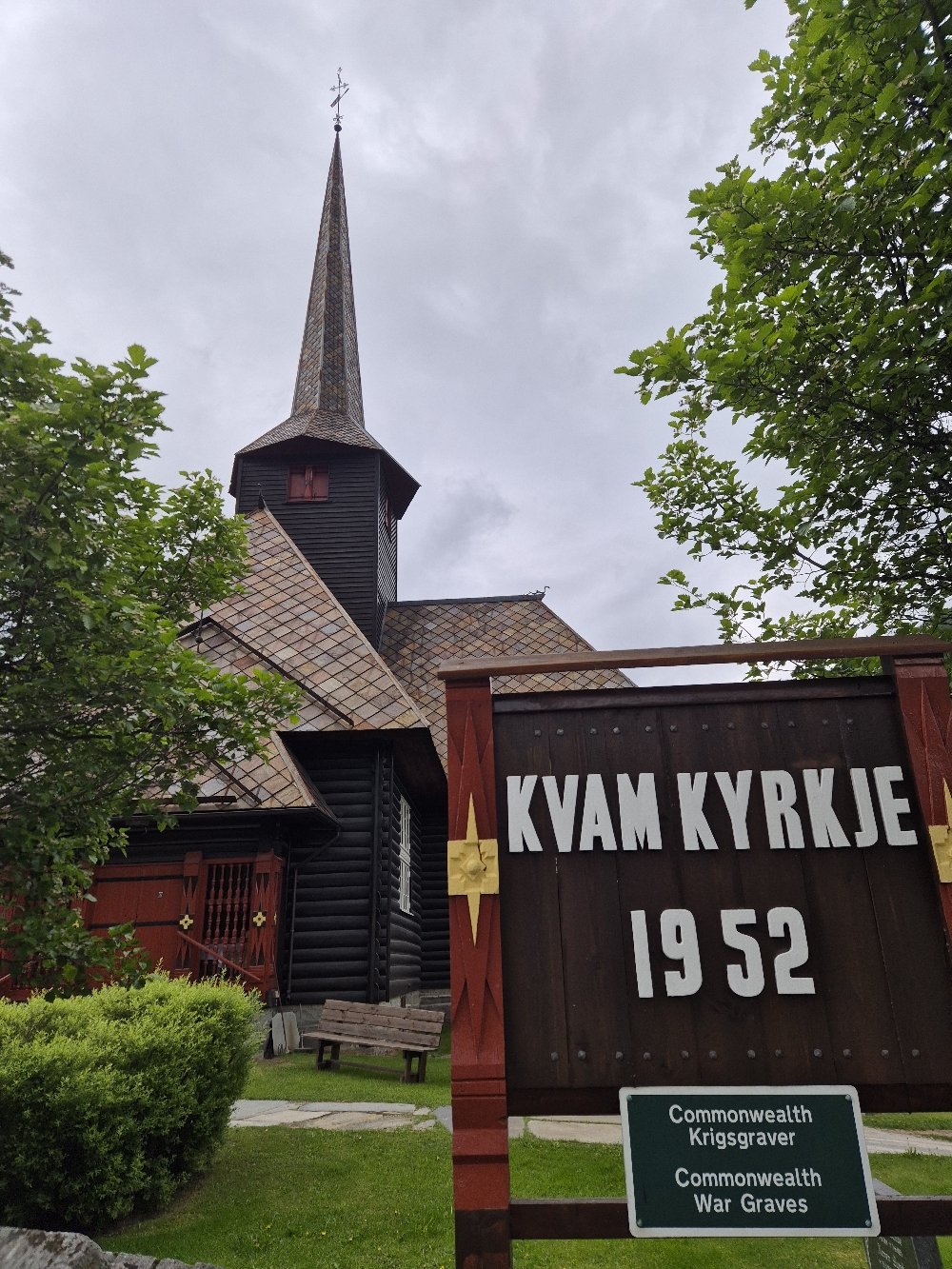 Gleich daneben die Holzkirche