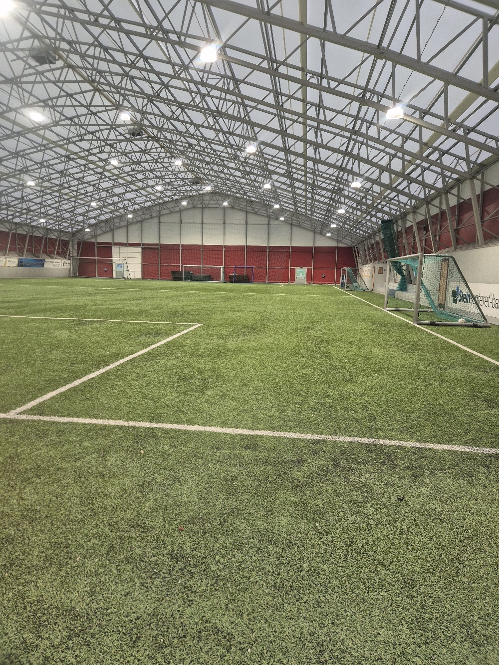 Da es hier sehr oft kalt ist, haben sie eine Fussballhalle