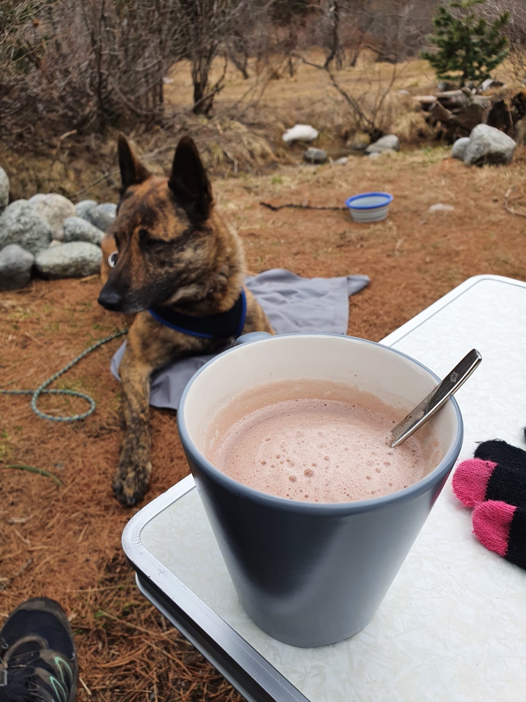 Nach der strengen Wanderung en heissi Schoggi am Bach Mijam