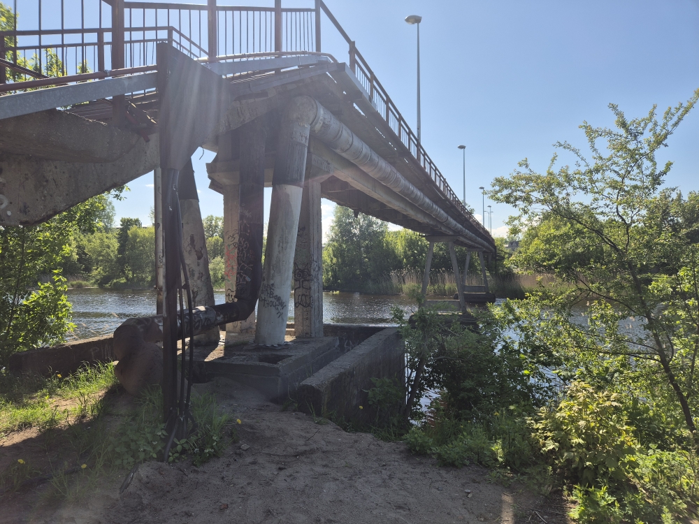 Der Weg zur Bushaltestelle führte über diese vertrauenserweckende Brücke