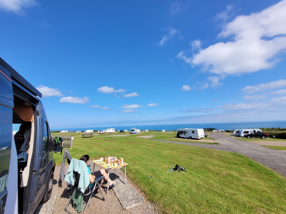 Frühstück bei Sonnenschein und tollem Ausblick übers Meer