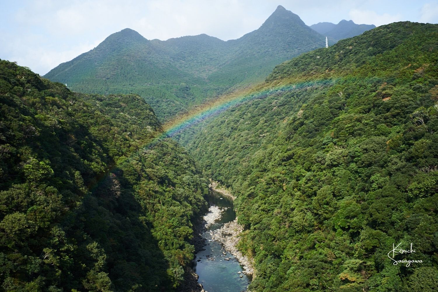 渓谷にかかる虹（屋久島で生きると戯れる、はじまりの旅）