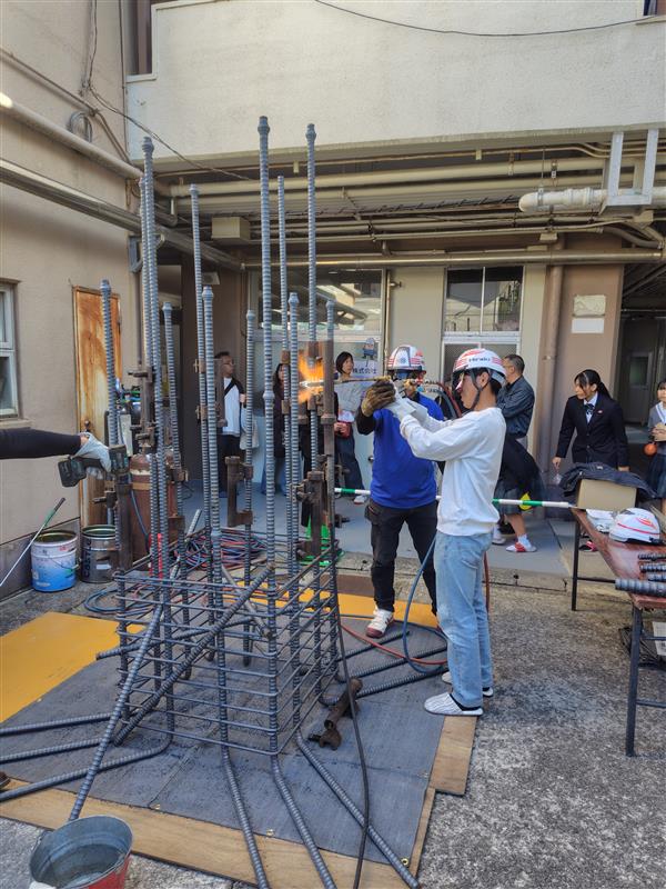 鉄筋径29mmを圧接する参加者