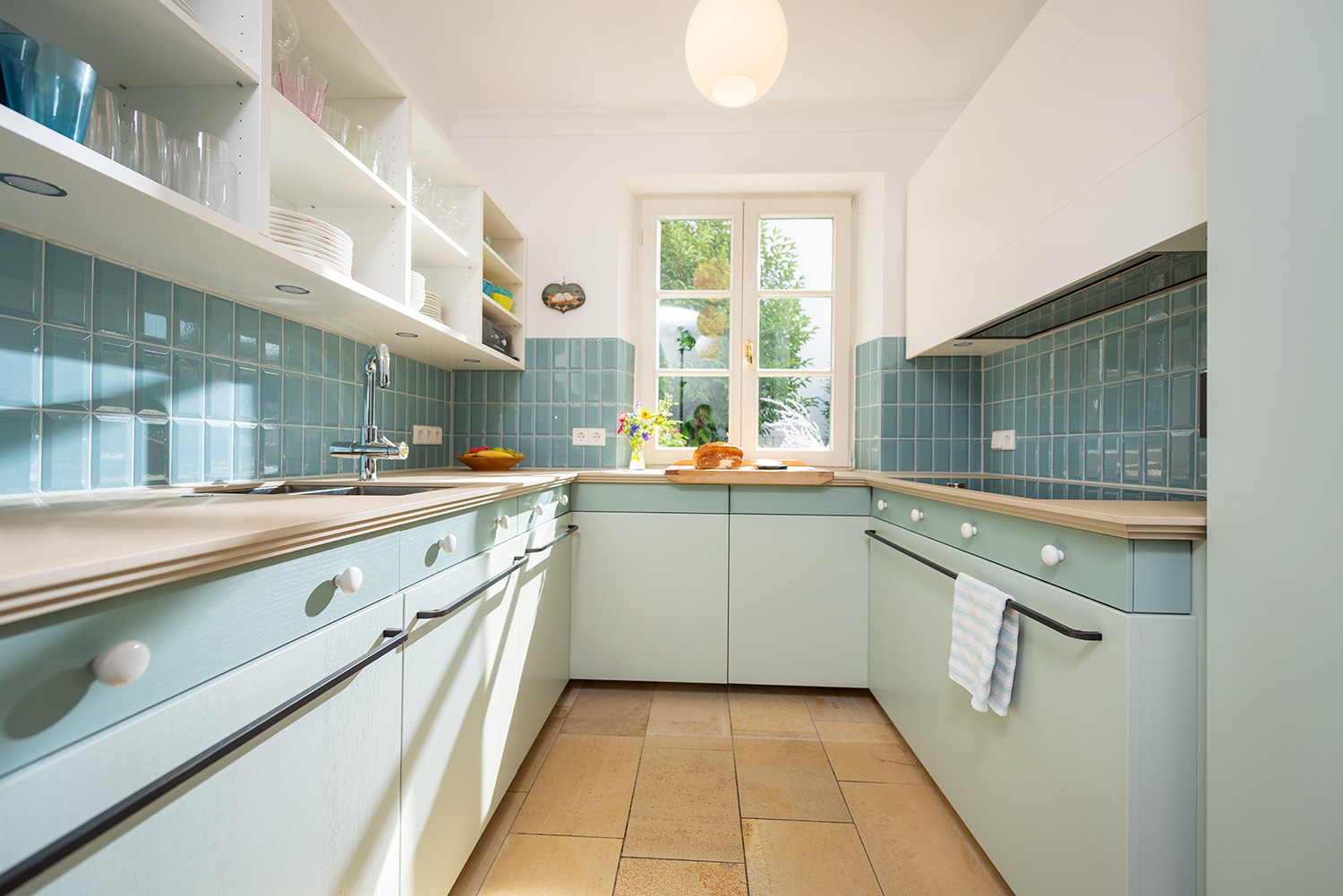 Metrofliesen in türkis - charmante Küche in der Region Stuttgart