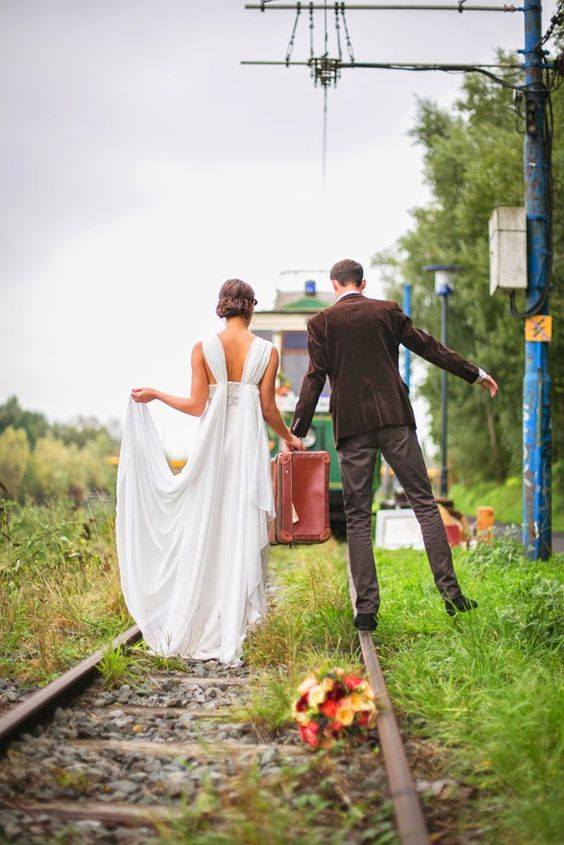 Des jeunes mariés qui s'en vont vers de nouvelles aventures en tramway !!